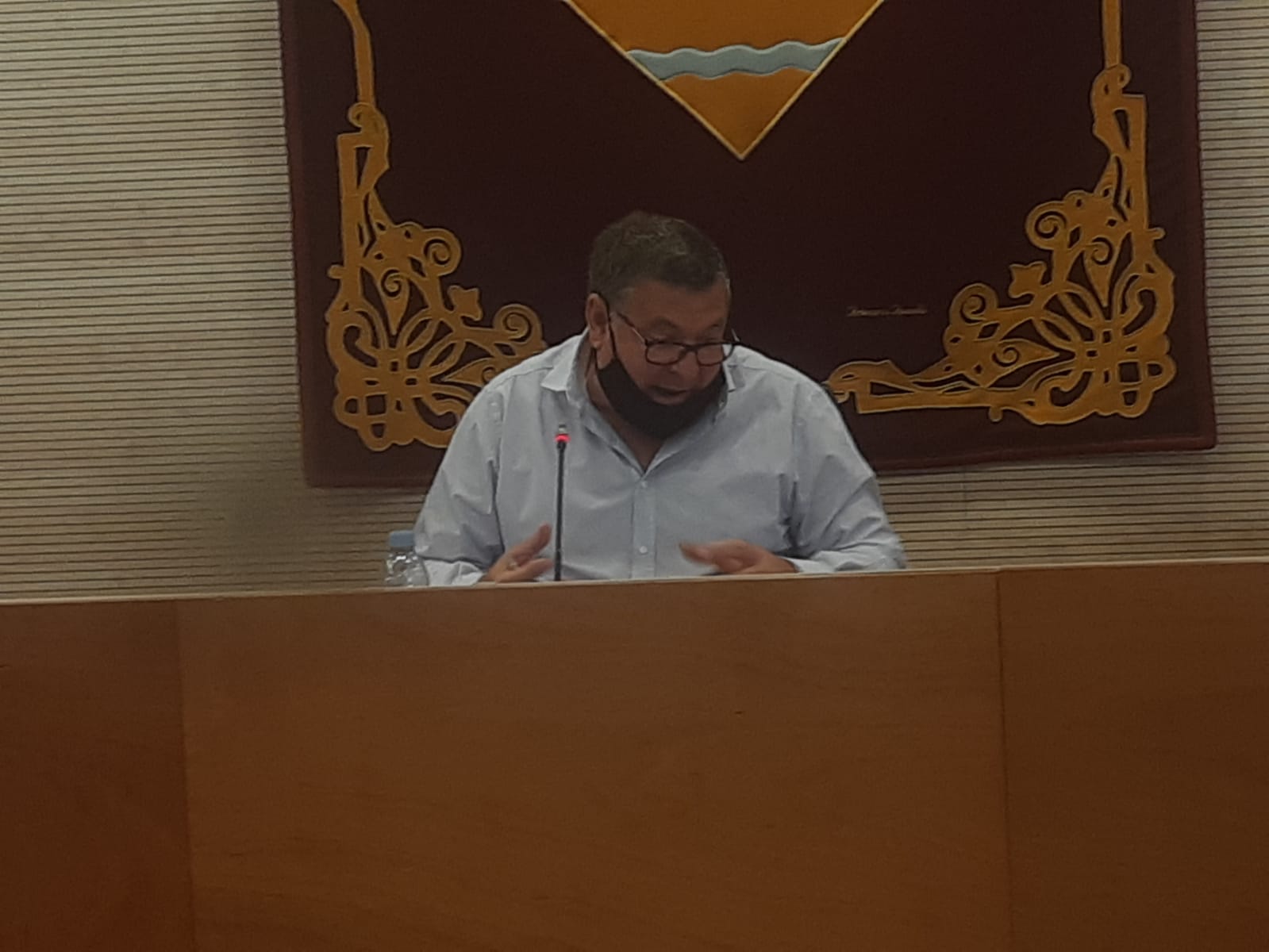 El president de l'EMD de Valldoreix, Josep Puig, debatent la moció. FOTO: Ferran Mitjà