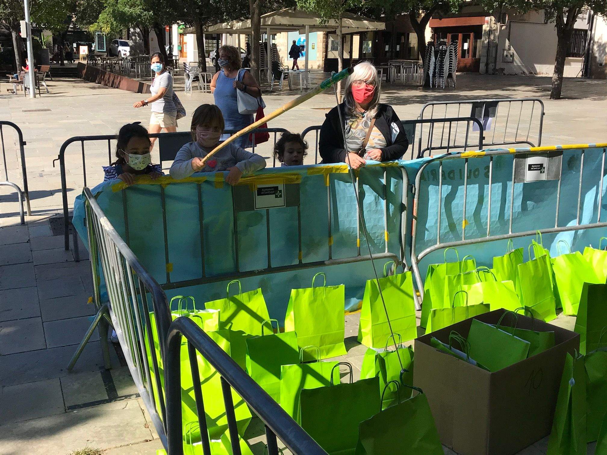 Èxit de participació en la tómbola solidària de l'Associació de Familiars de Malalts d'Alzheimer. FOTO: Nielo Ballart