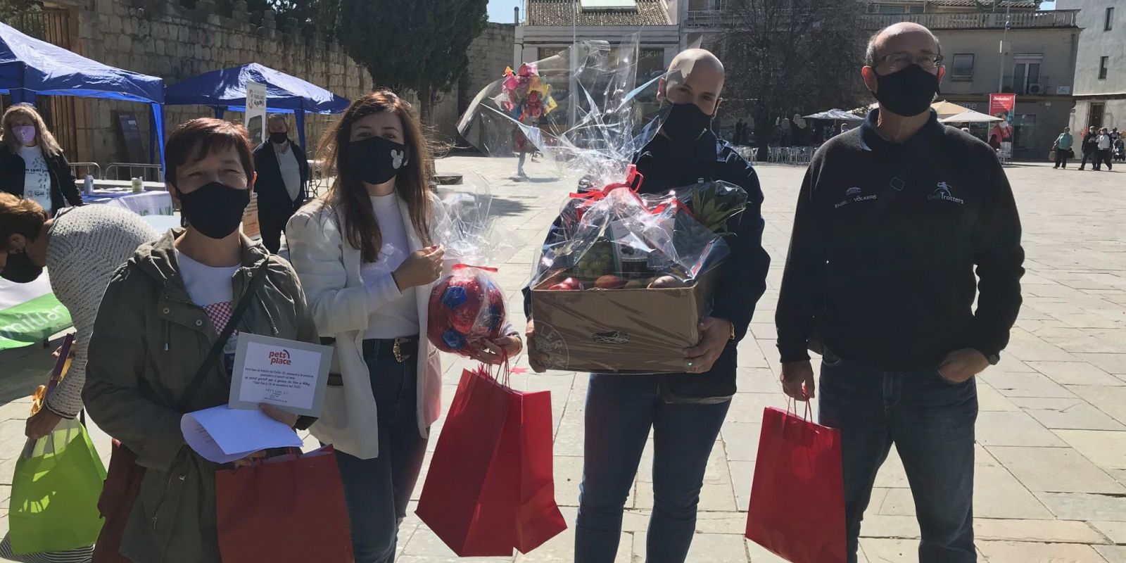 Diferents comerços de Sant Cugat i Barcelona han col·laborat en la tómbola solidària. FOTO: Nielo Ballart