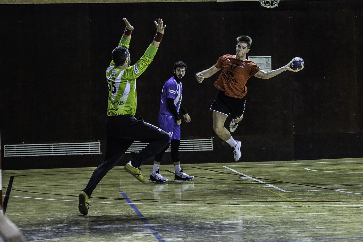 Gran victòria del Club Handbol Sant Cugat en el seu debut a la competició. FOTO: Adrián Gómez