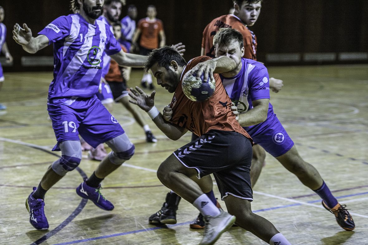 El Club Handbol Sant Cugat es prepara per al seu debut a la competició. FOTO: Adrián Gómez