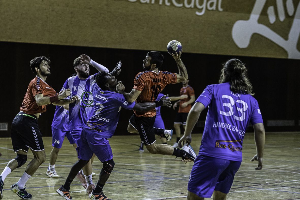 Marc Aballí, del Club Handbol Sant Cugat, en una acció del partit de la primera jornada de la Primera Estatal davant l'Handbol Banyoles. Foto: Adrián Gómez
