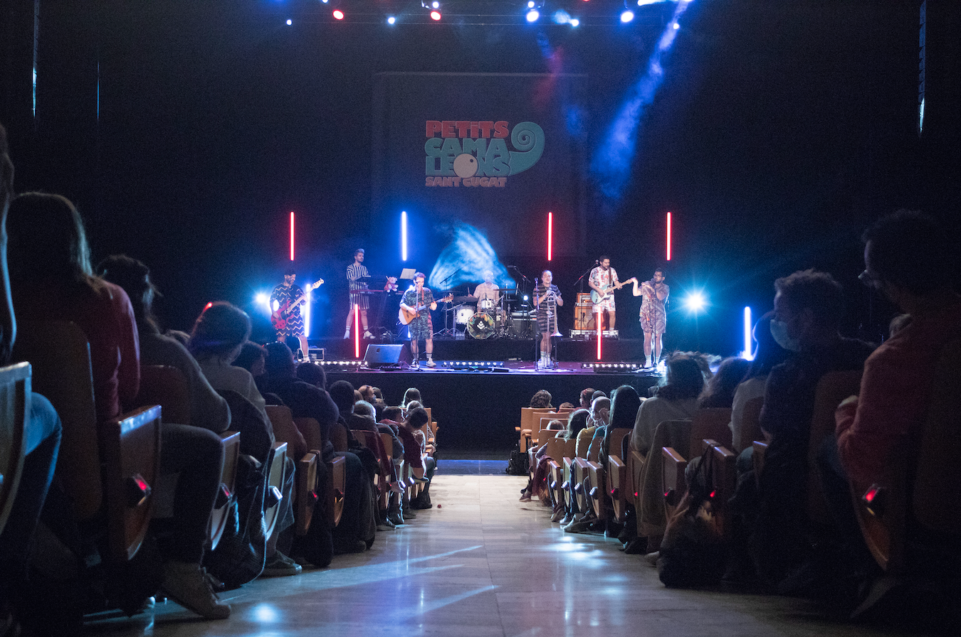 L'actuació de Doctor Prats ha omplert el Teatre Auditori en el primer dia dels Petits Camaleons. FOTO: Adrián Gómez