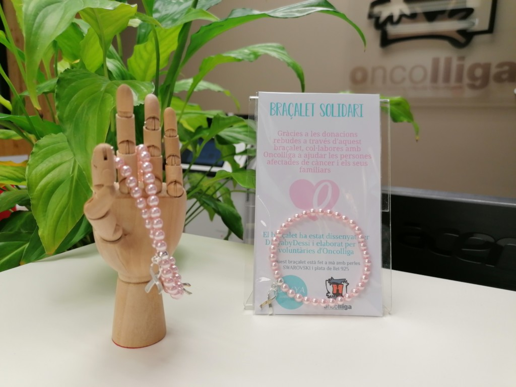 El braçalet que posa a la venda Oncolliga. FOTO: Cedida