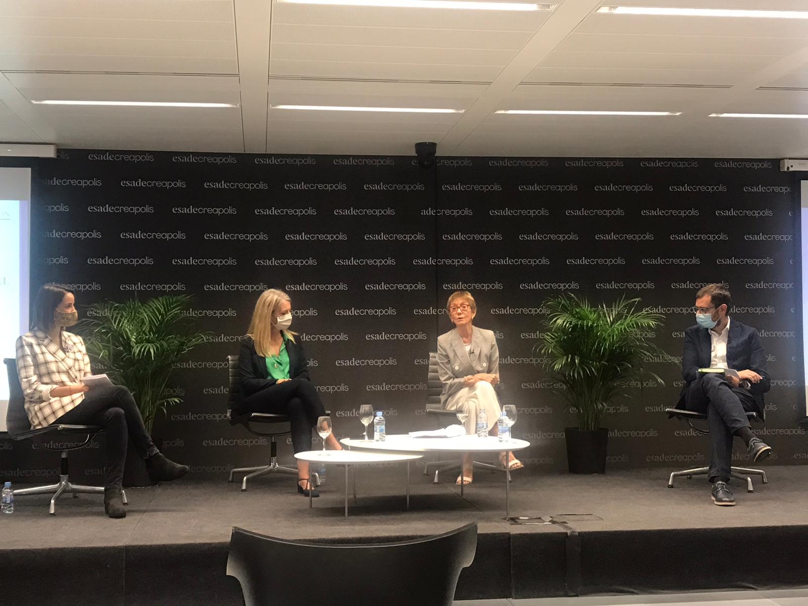 Núria Ramon (directora de l'Institut Català de les Dones), Mireia Ingla (alcaldessa de Sant Cugat), Eugenia Bieto (directora d'Esade Women Initiativa) i Oriol Alcoba (director d'Esade Creapolis) 