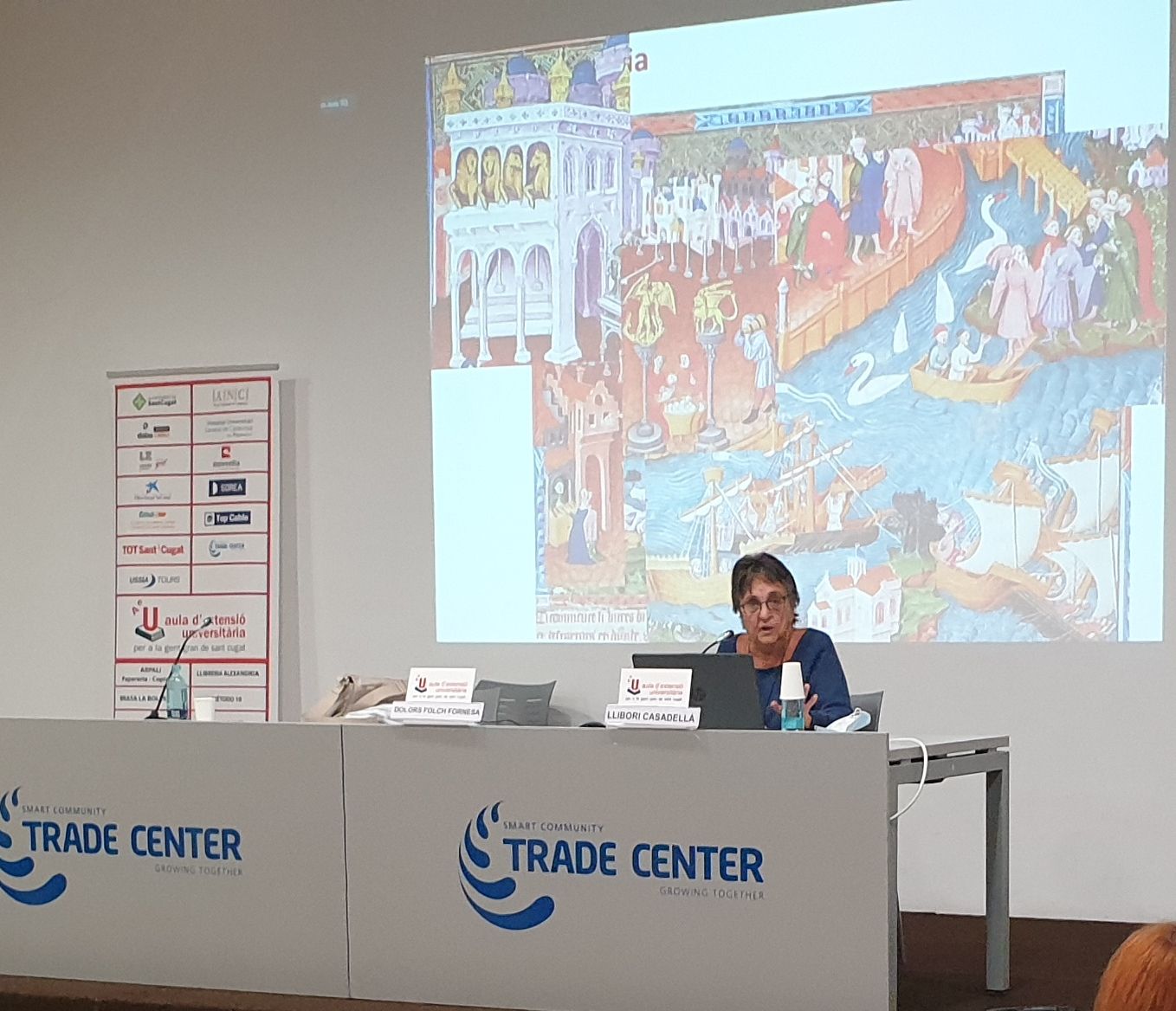 La conferenciant, Dolors Folch, en l'Aula d'Extensió Universitària.