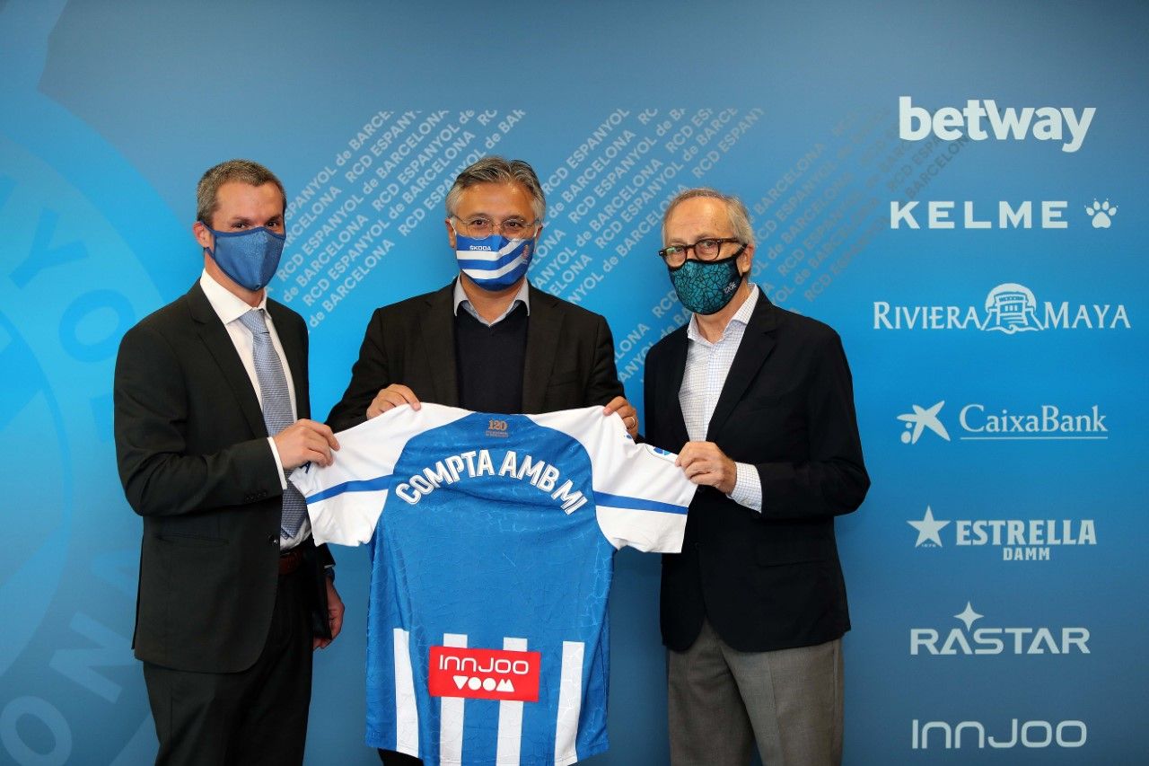 Javier Domínguez (esquerra) juntament amb el conseller delegat Jose María Duran (centre) i Toni Giménez, president de la Penya Pericos de Sant Cugat. FOTO: Cedida