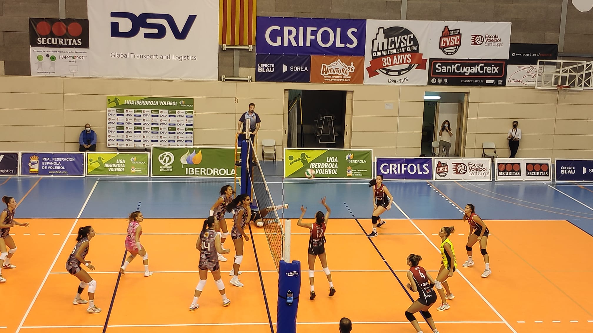Laura Soares en una acció del partit entre DSV CV Sant Cugat i Avarca Menorca. FOTO: Amit Gayà.