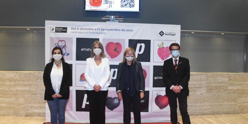 D'esquerra a dreta: Esther Madrona, Tinent d'Alcaldia de Cultura, Mireia Ingla, Alcaldessa, Àngels Ponsa, Consellera de Cultura i el Director de la institució de les Lletres Catalanes, Oriol Ponsatí-Murlà. FOTO: Cedida