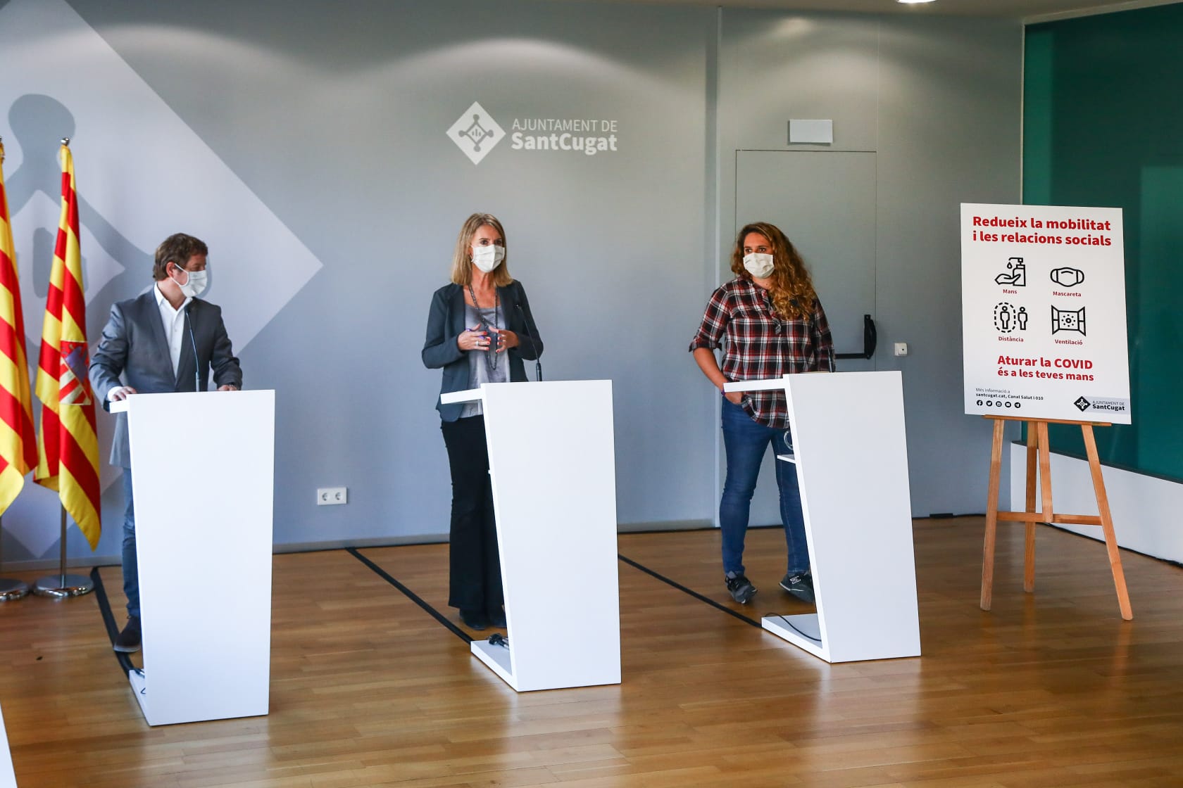 Pere Soler, Mireia Ingla i Núria Gibert fan una crida a la ciutadania perquè redueixi la interacció social. FOTO: Ajuntament de Sant Cugat