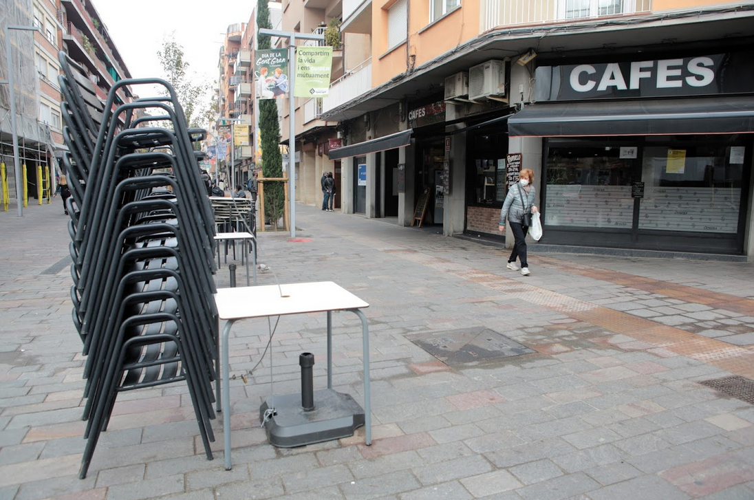 Un bar de l'avinguda de Cerdanyola, tancat FOTO: Artur Ribera