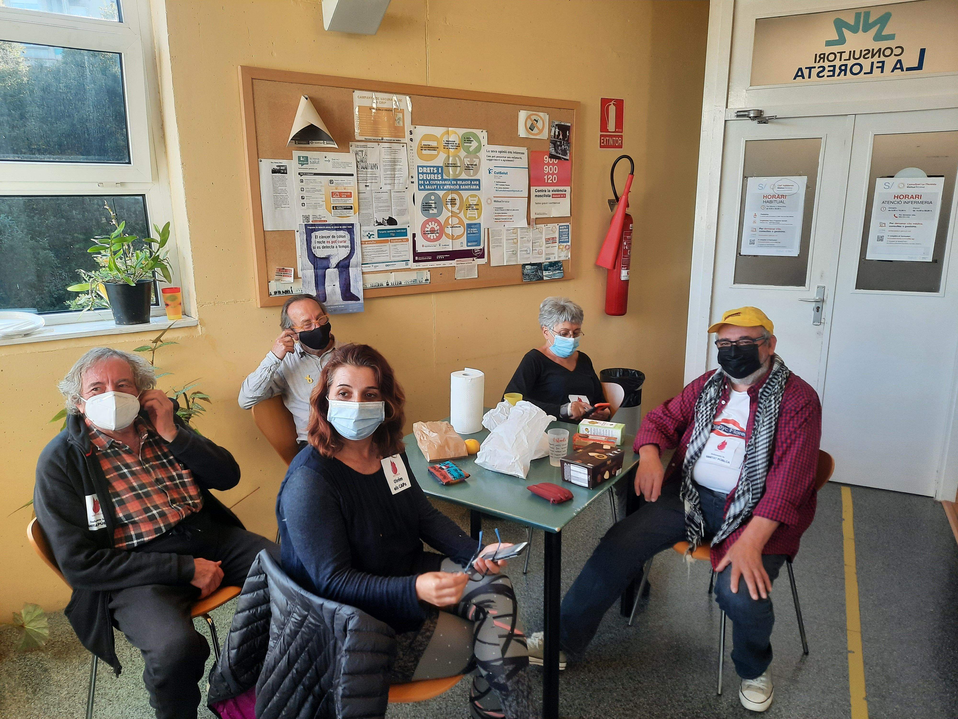Els cinc veïns que són dins del consultori sanitari de La Floresta FOTO: Bernat Bella