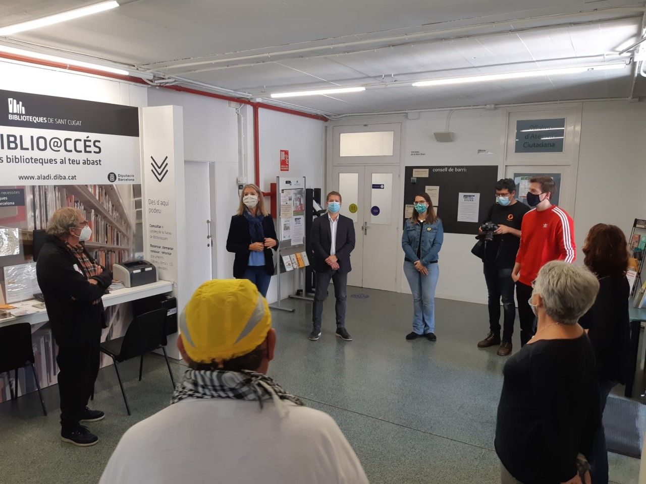 L'alcaldessa de Sant Cugat, Mireia Ingla, parlant amb els veïns que ocupen el consultori. FOTO: Ajuntament de Sant Cugat