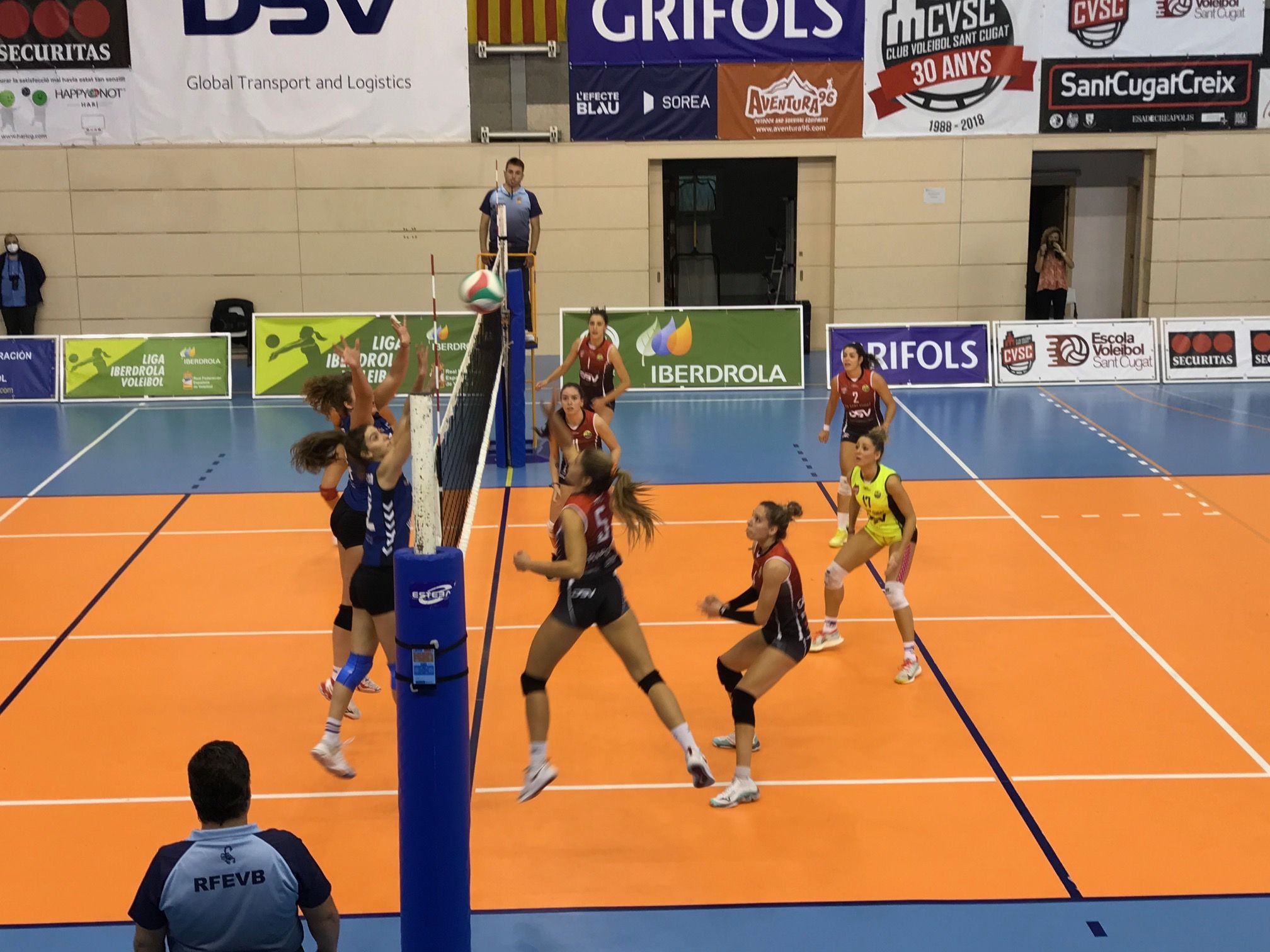 Andrea Bové, del DSV Club Voleibol Sant Cugat, enganyat a la defensa rival amb una finta en el llançament. FOTO: Nielo Ballart