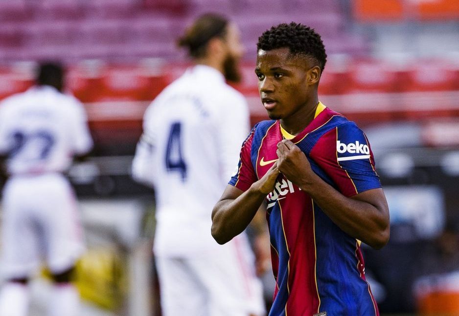 Ansu Fati es toca l'escut en la celebració d'un gol davant del Madrid. FOTO: FC Barcelona.