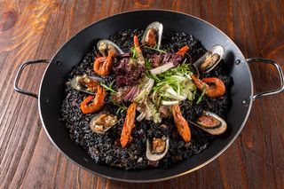 La paella negre del restaurant FOTO: Cedida