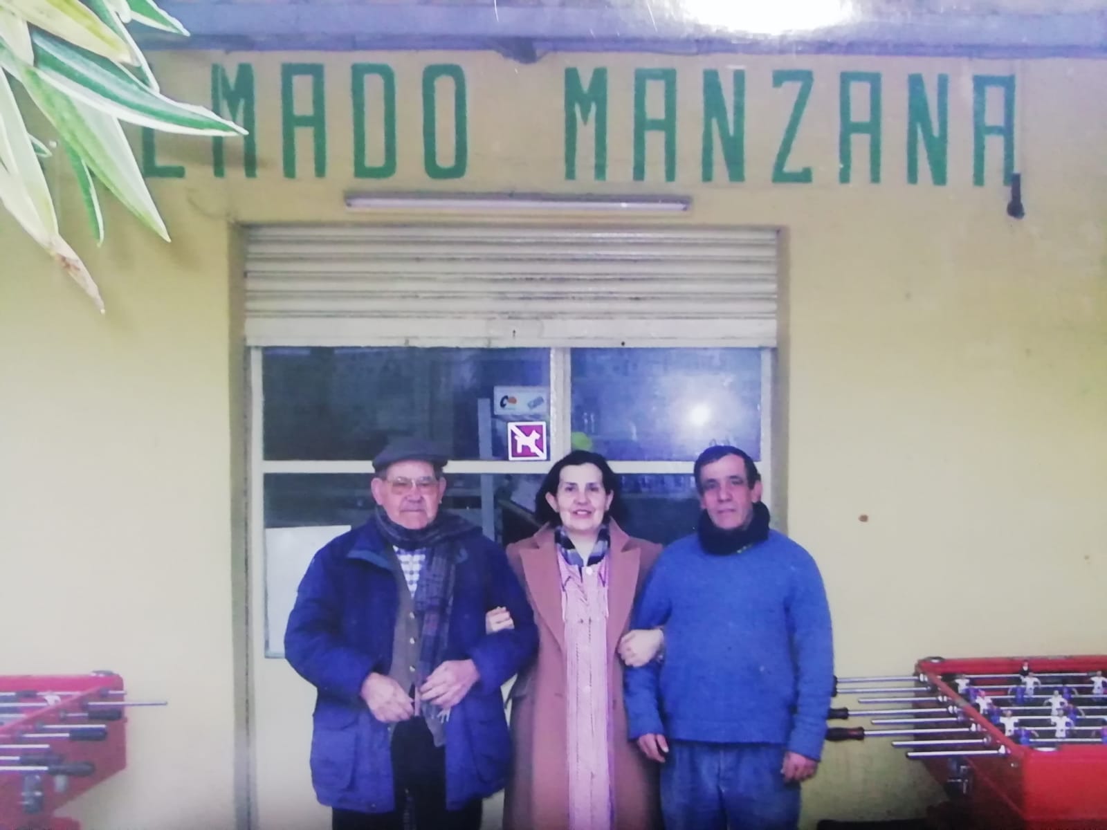 Fotografia històrica del Bar Manzana, amb els seus propietaris. FOTO: Cedida