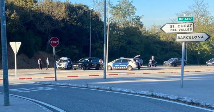 Un dels controls policials a l'entrada de Sant Cugat per l'Arrabassada FOTO: Cedida 