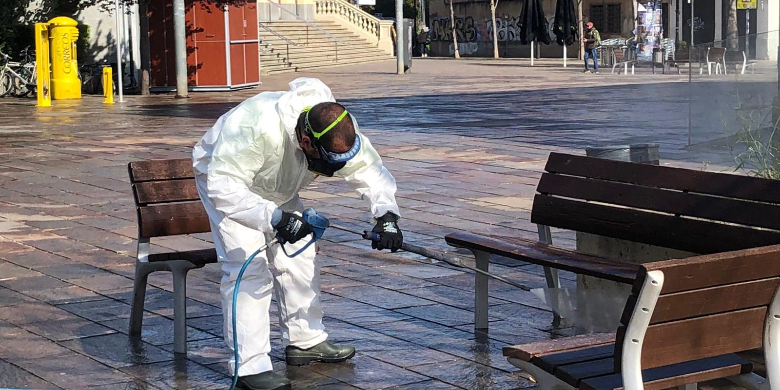 Desinfecció dels carrers de Sant Cugat en el primer tram de la pandèmia. FOTO: Bernat Millet