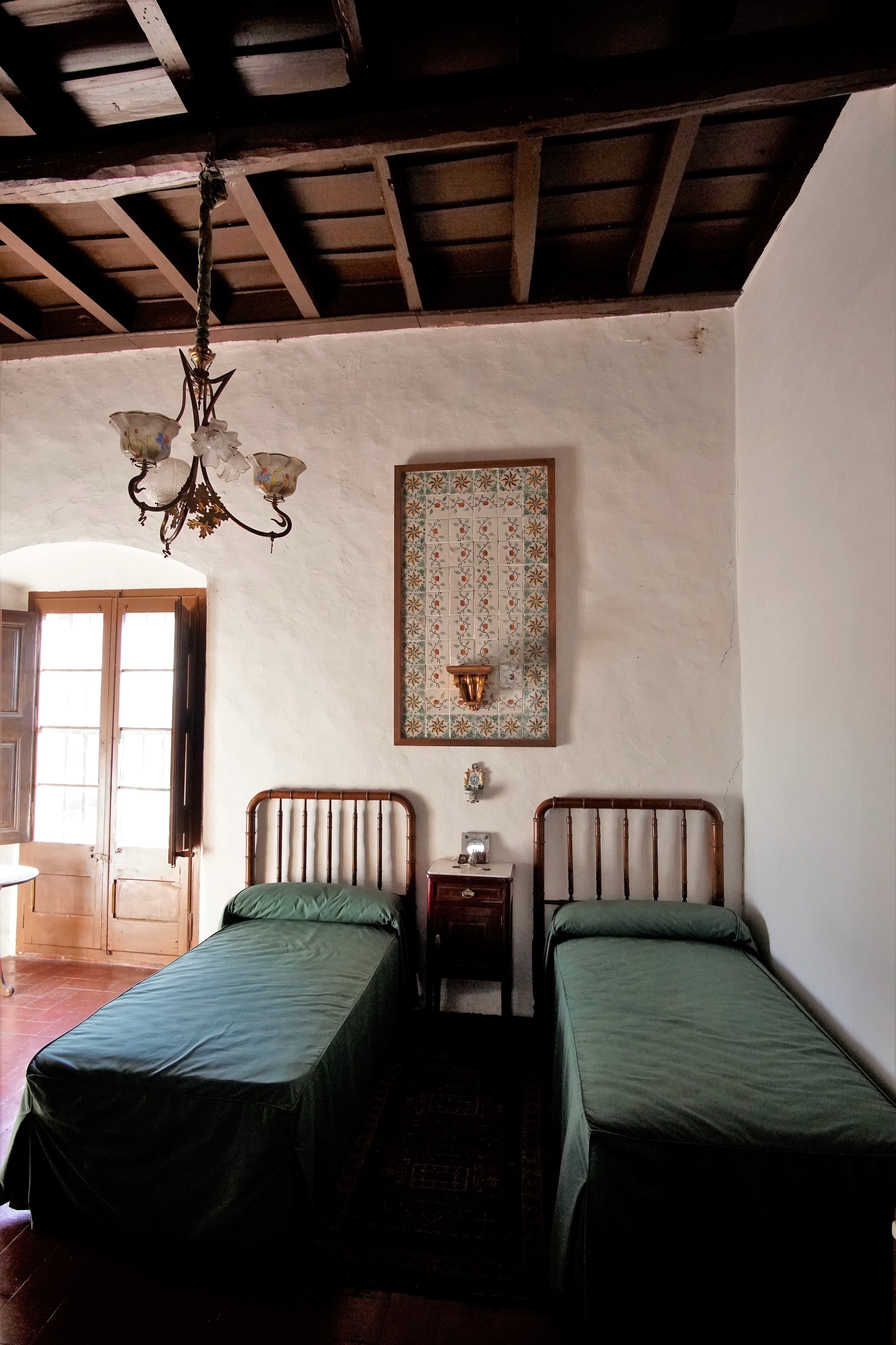 Dormitori de La masia de Torre Negra. FOTOS: Quim Llop