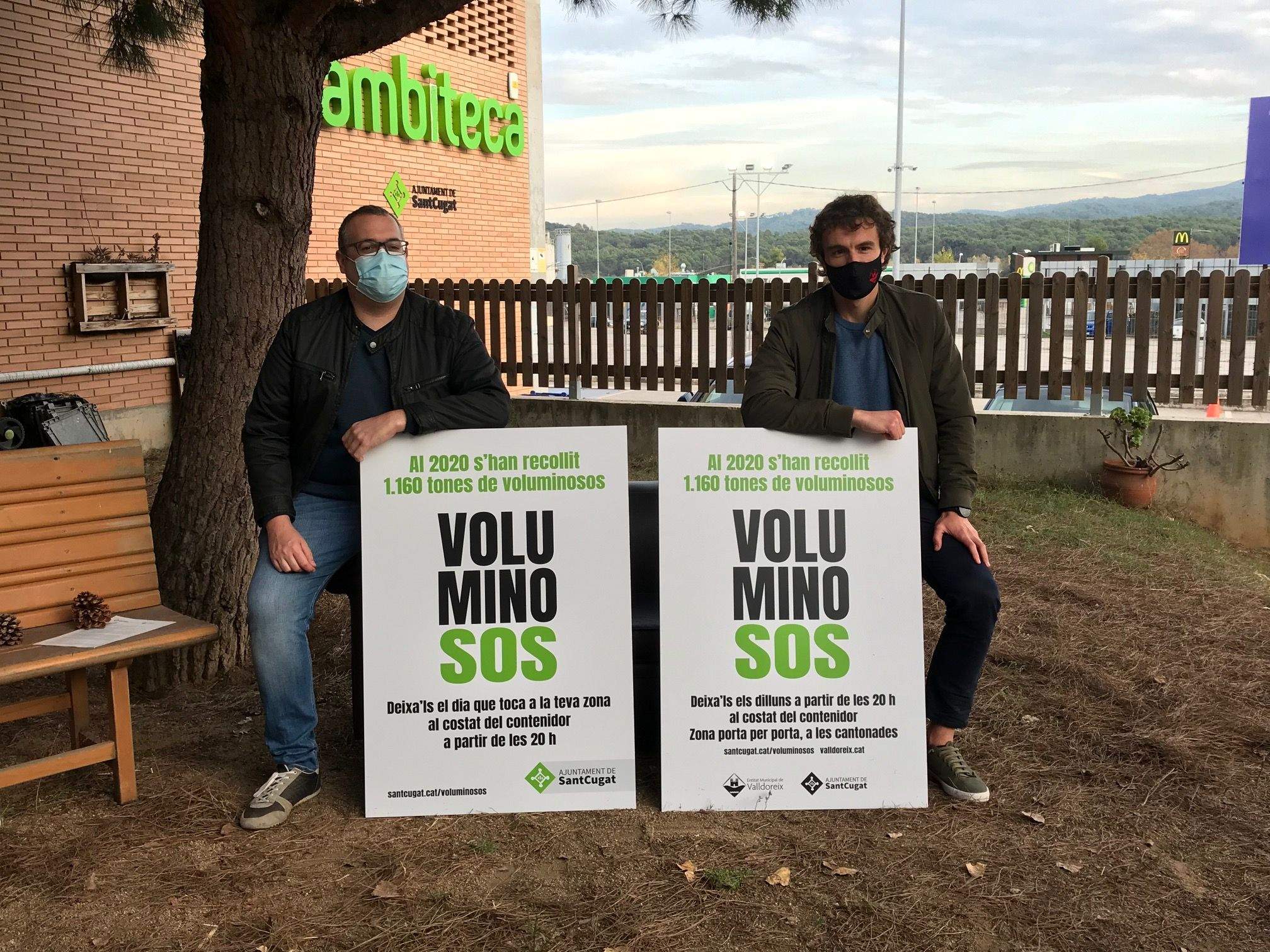 José Gallardo de l'Ajuntament de Sant Cugat (esquerra) i Bernat Gisbert de l'EMD de Valldoreix, presentant 'VoluminoSOS'. FOTO: Nielo Ballart