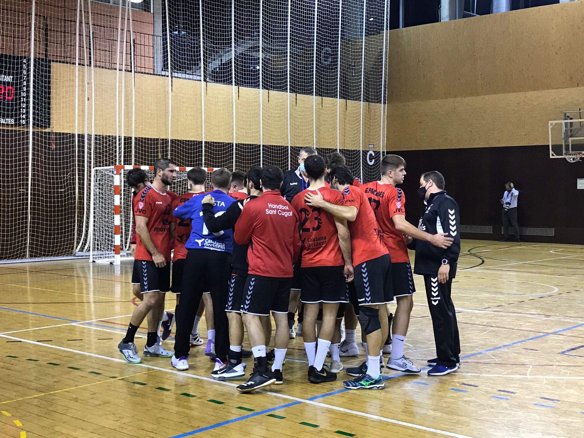 La pinya dels jugadors del CH Sant Cugat en un partit com a local d'aquesta temporada. FOTO: Nielo Ballart.