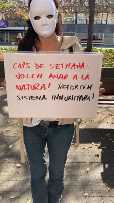 Els concentrats s'han posat màscares per fer la reivindicació. FOTO: Cedida