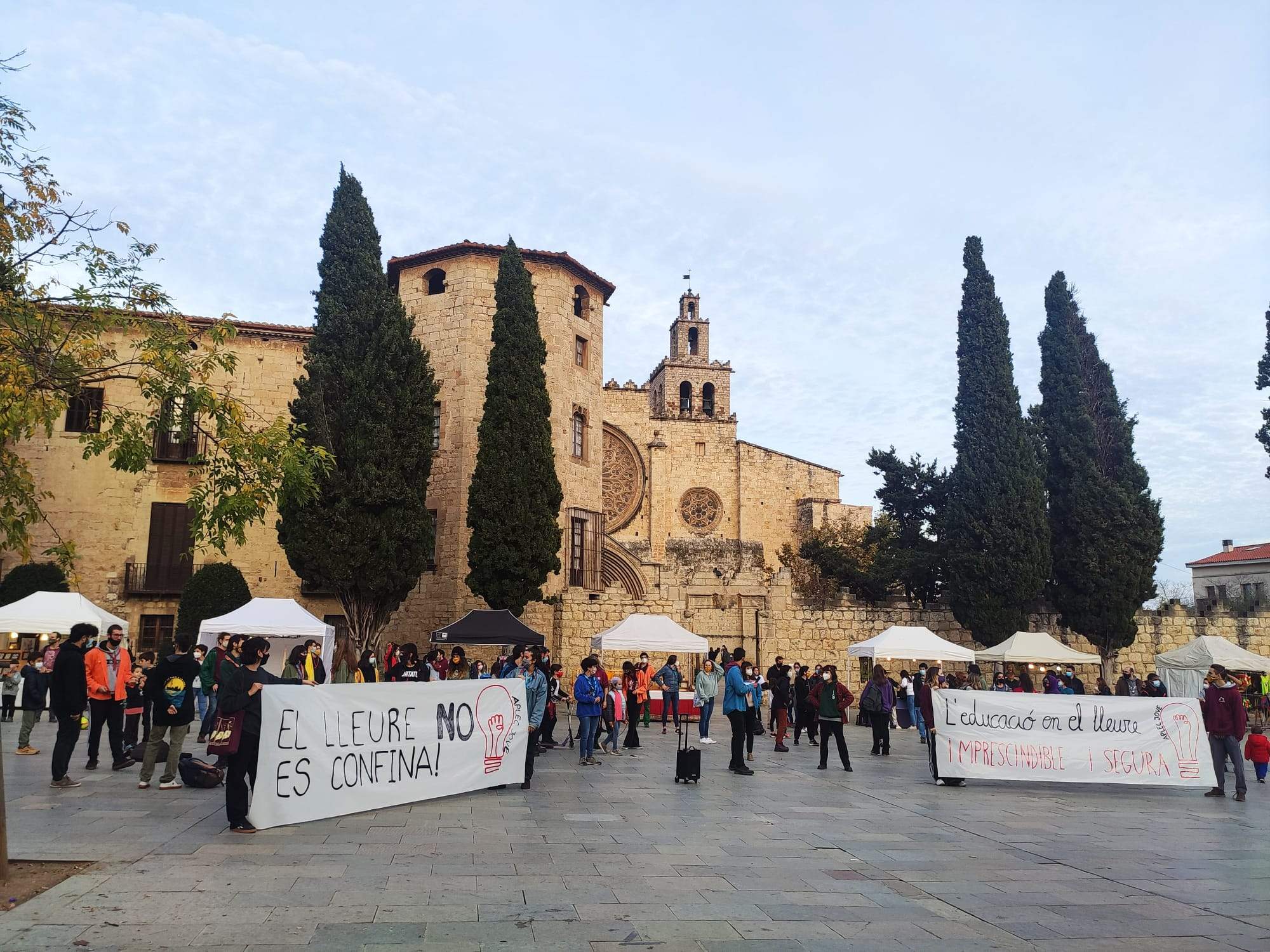 Centenars de persones es manifesten en contra de la suspensió de les activitats de lleure. FOTO: Twitter Aplec Jove.