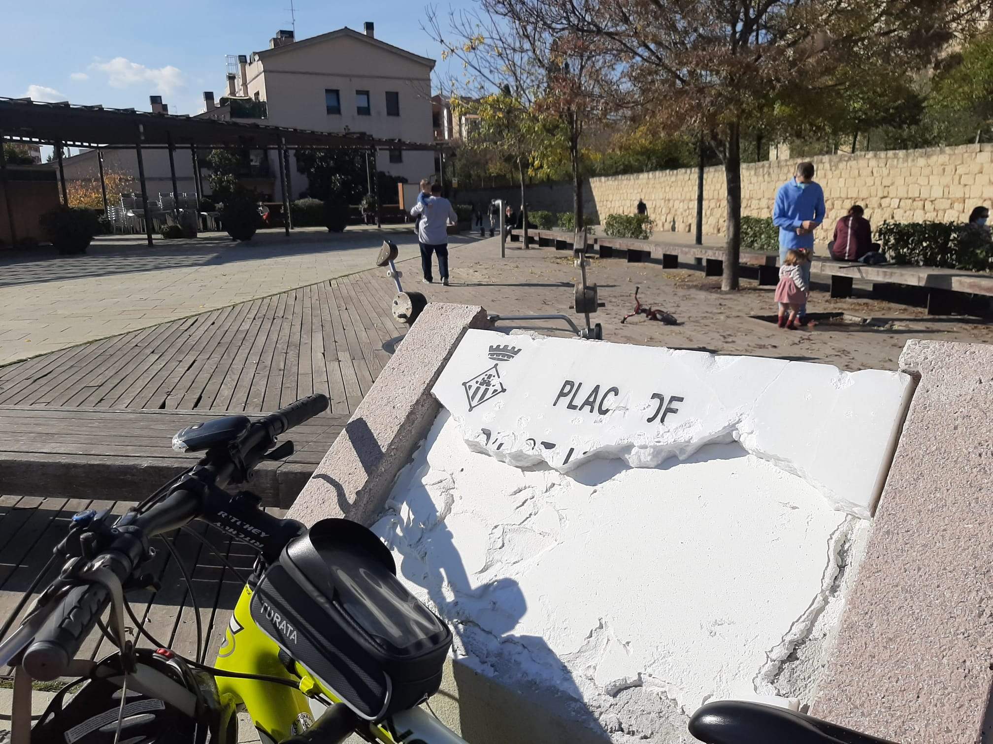 La placa de la plaça d'U d'Octubre, de nou destrossada. FOTO: Cedida