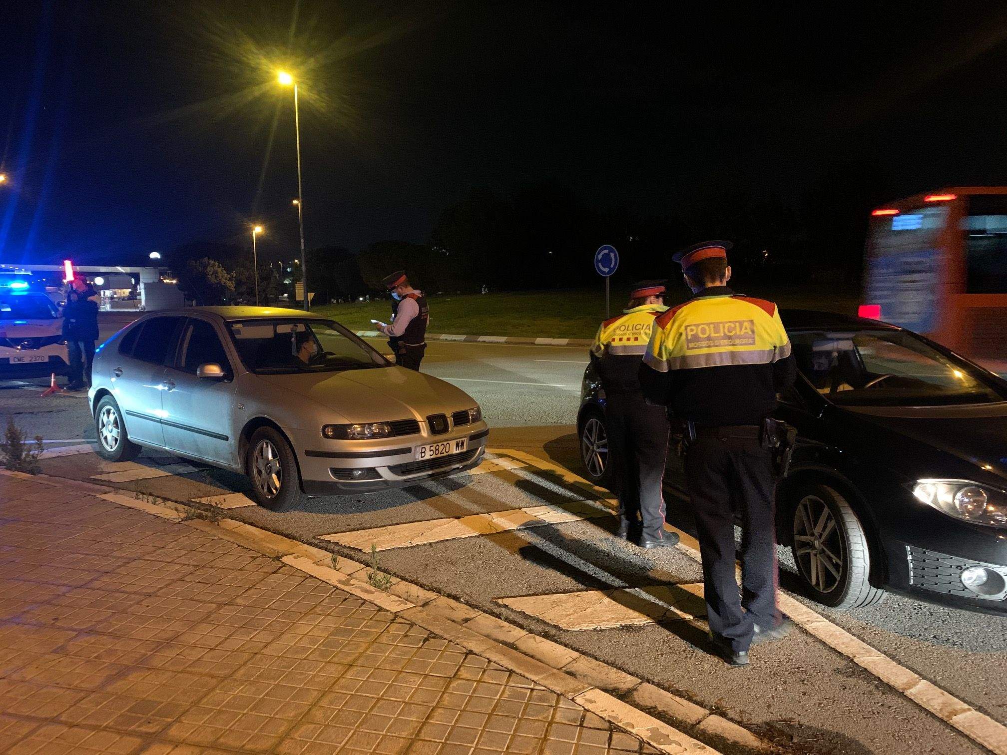 Els Mossos fent un control de mobilitat durant el confinament  FOTO: Àgata Guinó 
