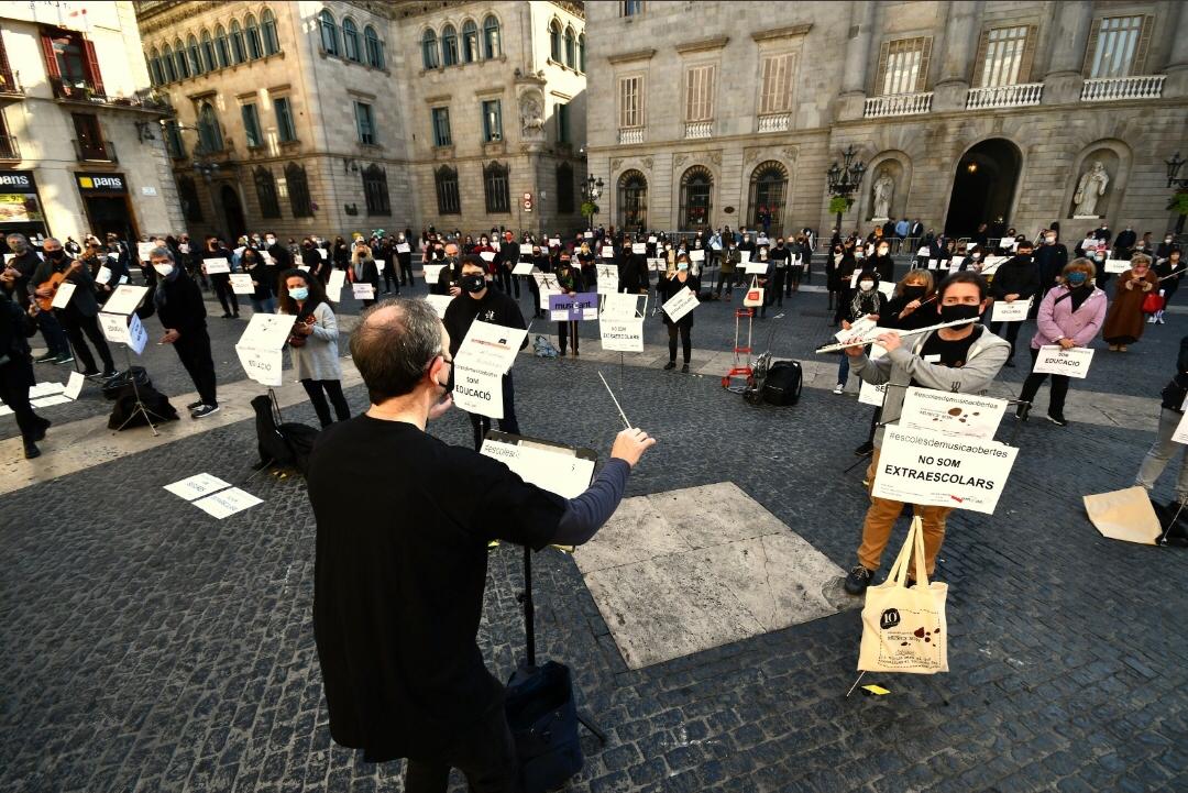 Manifestació de les escoles de música autoritzades a la plaça Sant Jaume. FOTO: Cedida