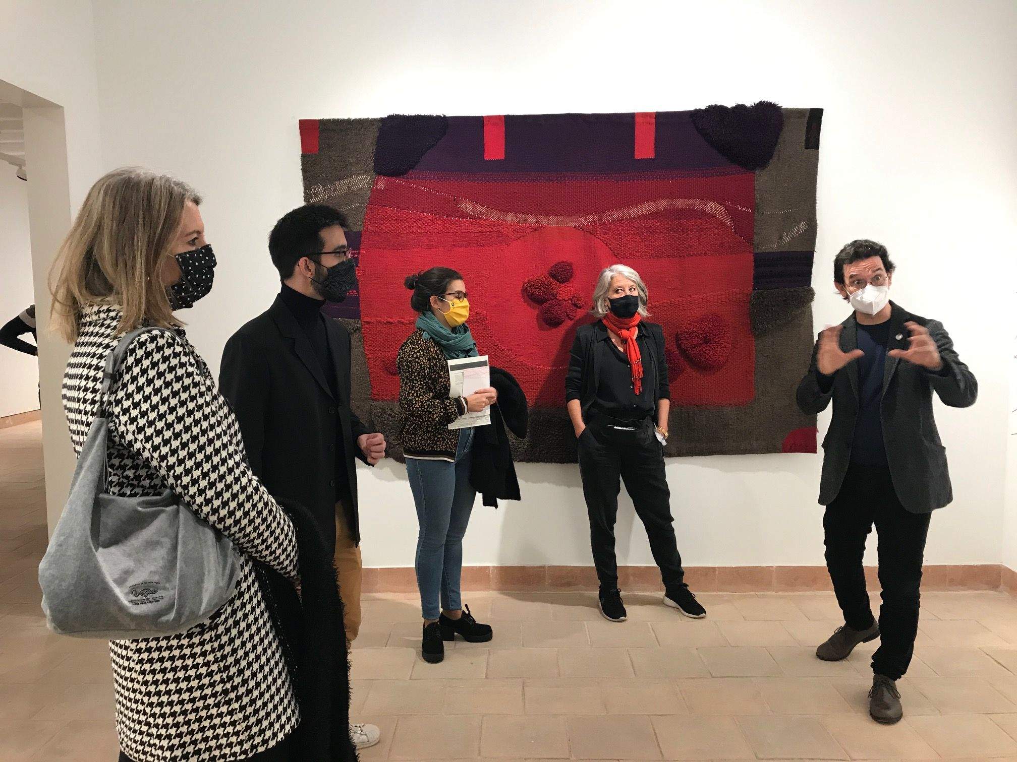 Ingla, Garrido, Madrona, Grau-Garriga i Mitrani, d'esquerra a dreta, durant la inauguració de l'exposició 'Vermell' de Grau-Garriga. FOTO: N. Ballart
