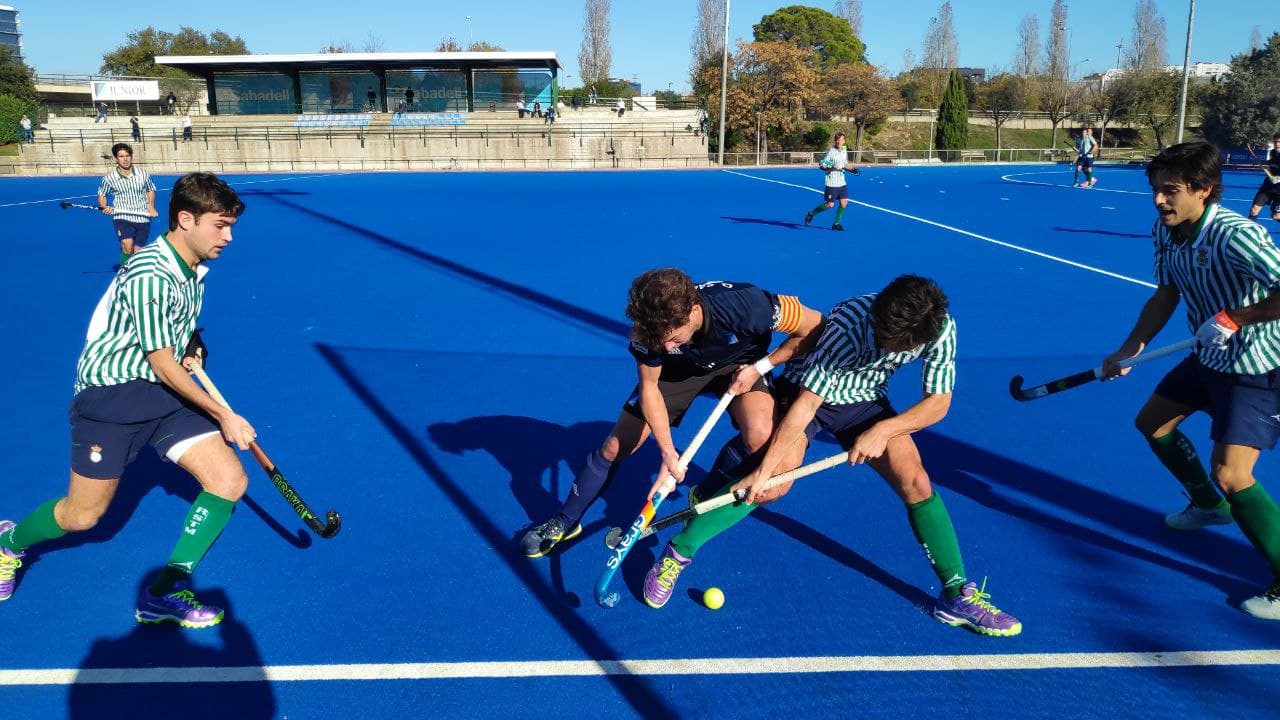 El capità del Junior FC, Oriol Salvador, en una de les accions de la victòria davant l'RS Tenis per 3 a 2. FOTO: Amit Gayà.