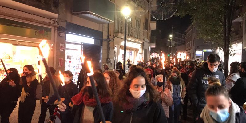 Marxa de torxes contra la violència masclista a Sant Cugat. FOTO: Ferran Mitjà