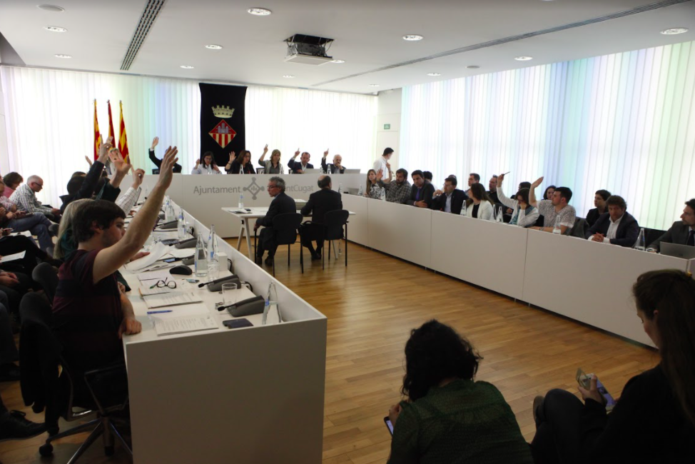 Al mig del ple l'exinterventor i l'exsecretari FOTO: Artur Ribera 