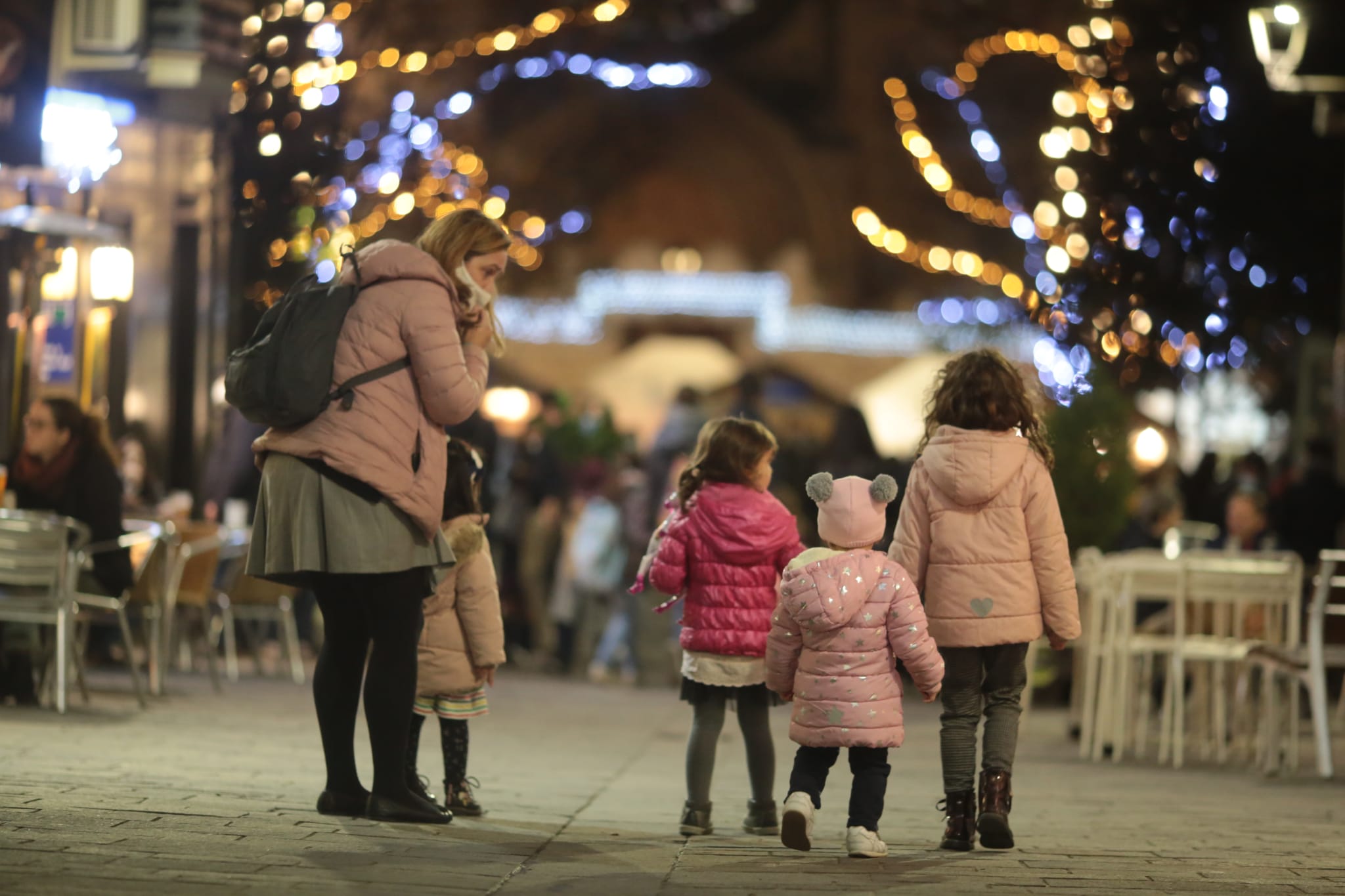 Caminant entre els llums de Nadal, recent encesos. FOTO: Artur Ribera
