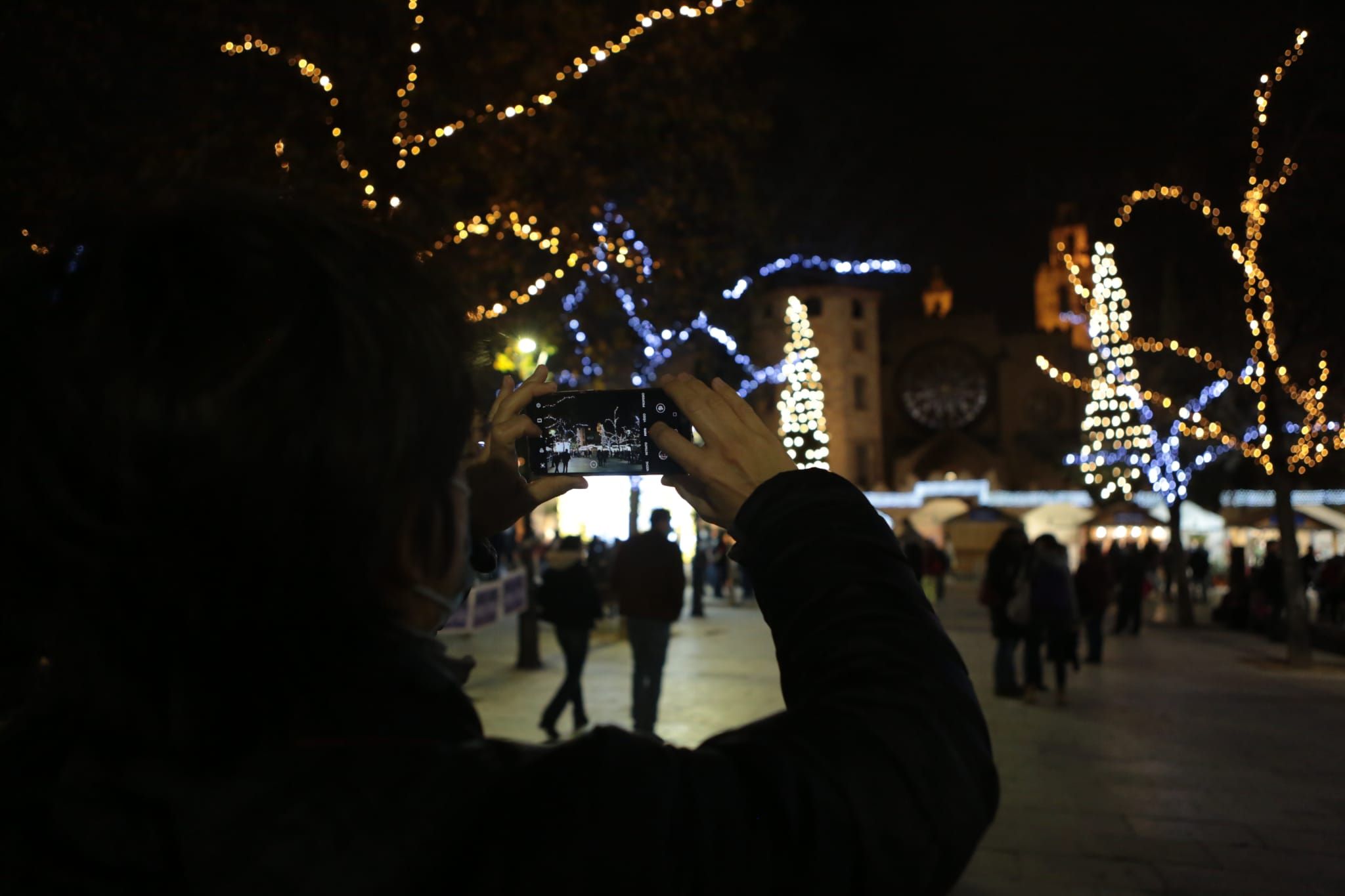 Fotografiant els llums de Nadal de Sant Cugat. FOTO: Artur Ribera