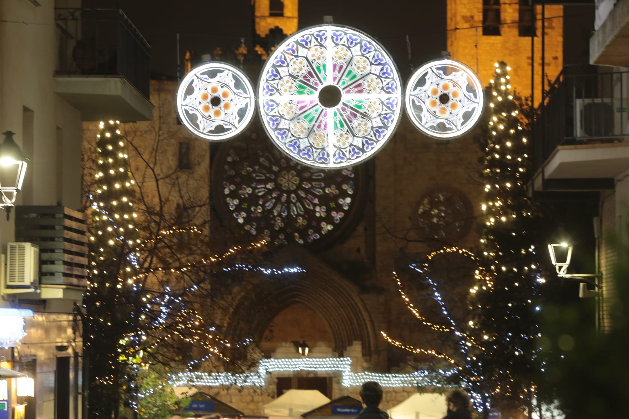 Els llums de Nadal del carrer de Santiago Rosiñol, amb el Monestir de fons. FOTO: Artur Ribera
