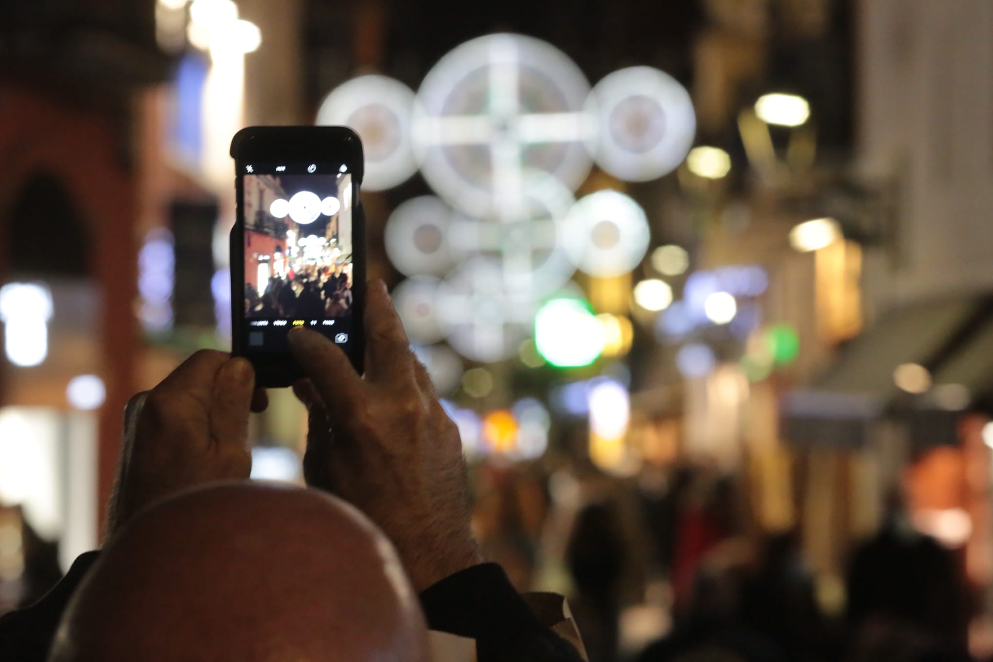 Fotografiant els llums de Nadal de Sant Cugat. FOTO: Artur Ribera