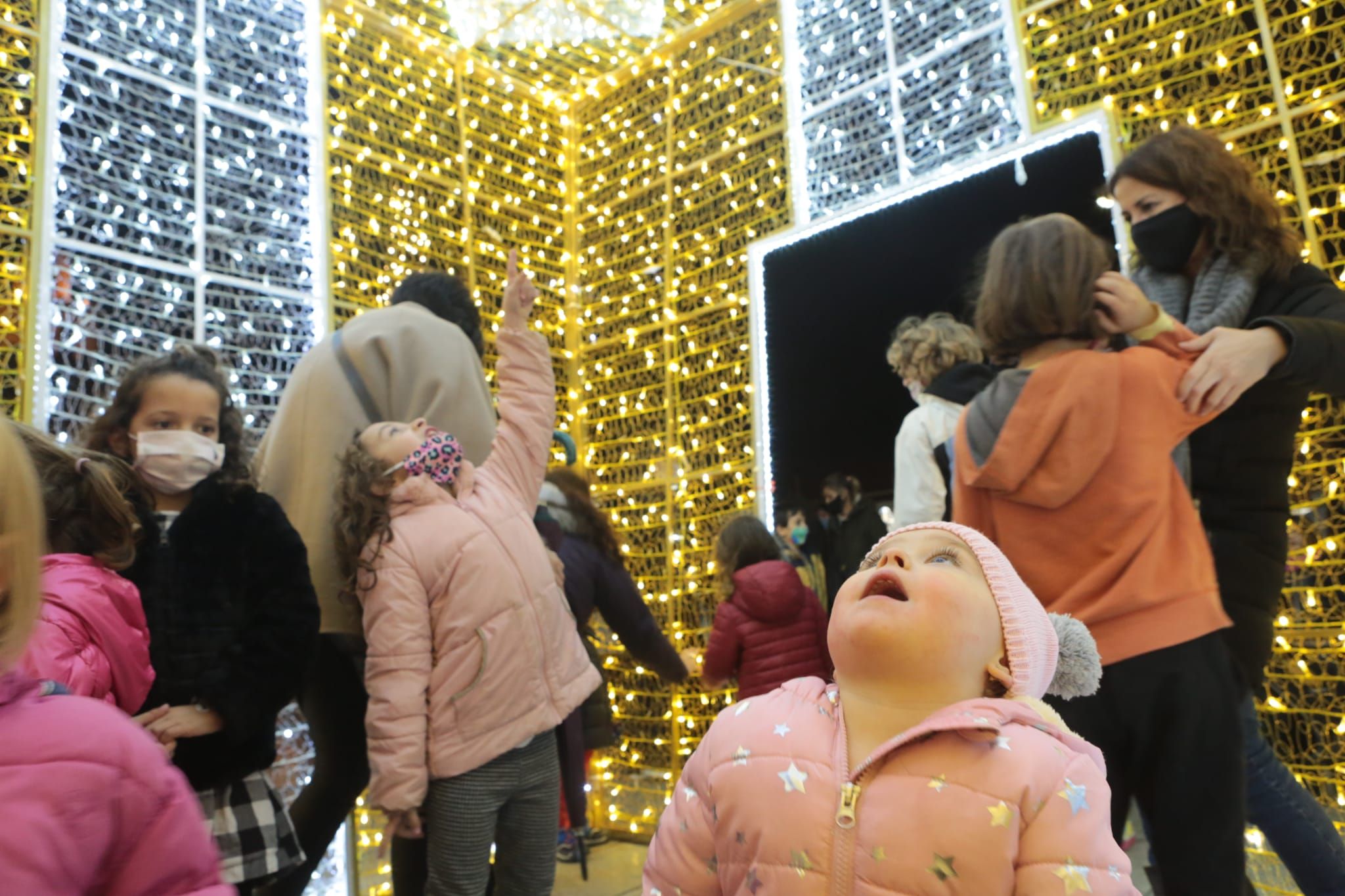 A l'interior del túnel de llum ubicat a la plaça d'Octavià. FOTO: Artur Ribera