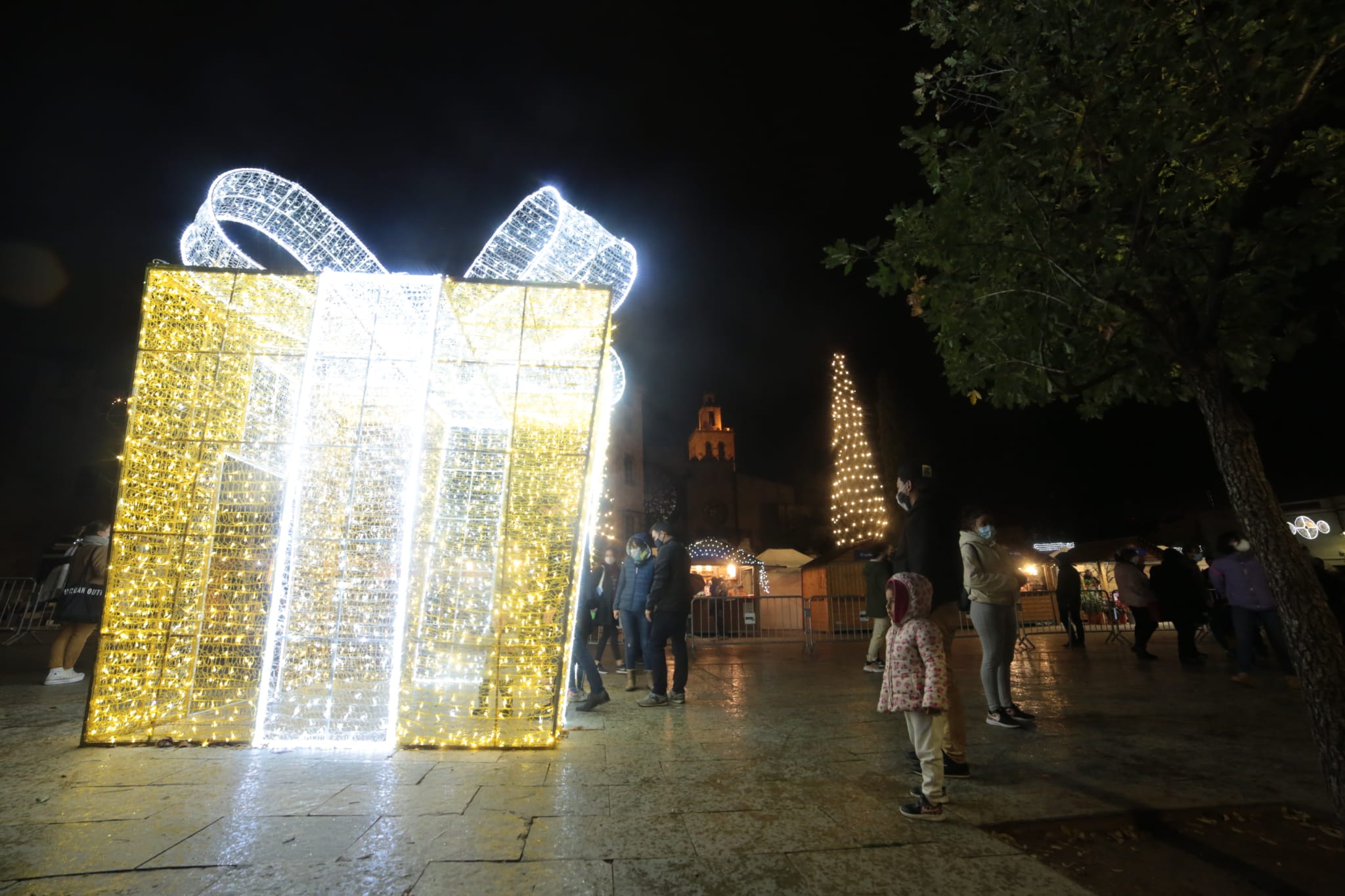 A l'interior del túnel de llum ubicat a la plaça d'Octavià. FOTO: Artur Ribera