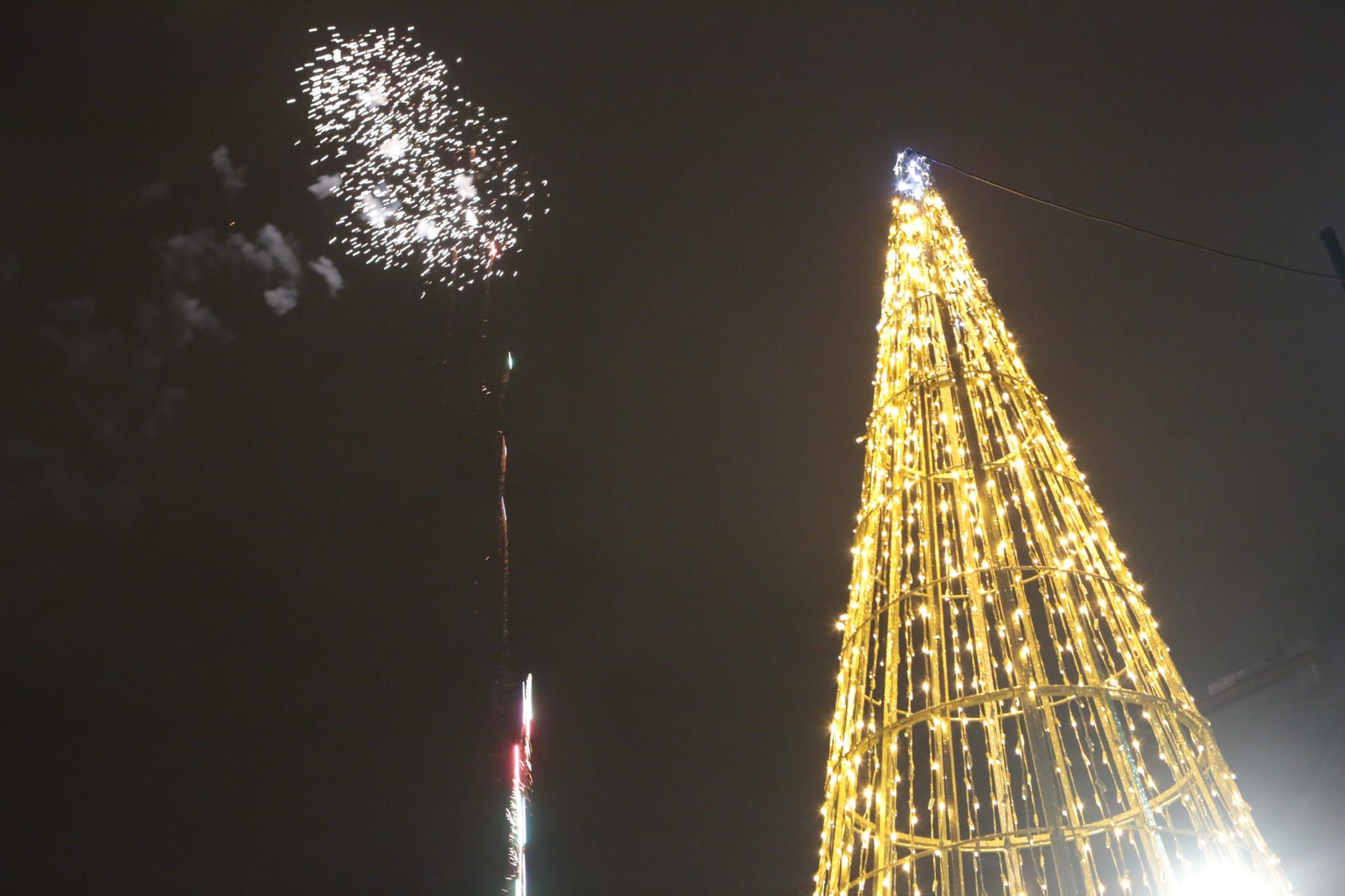 Arbre de Nadal de llums, amb la traca de Diables de fons. FOTO: Artur Ribera