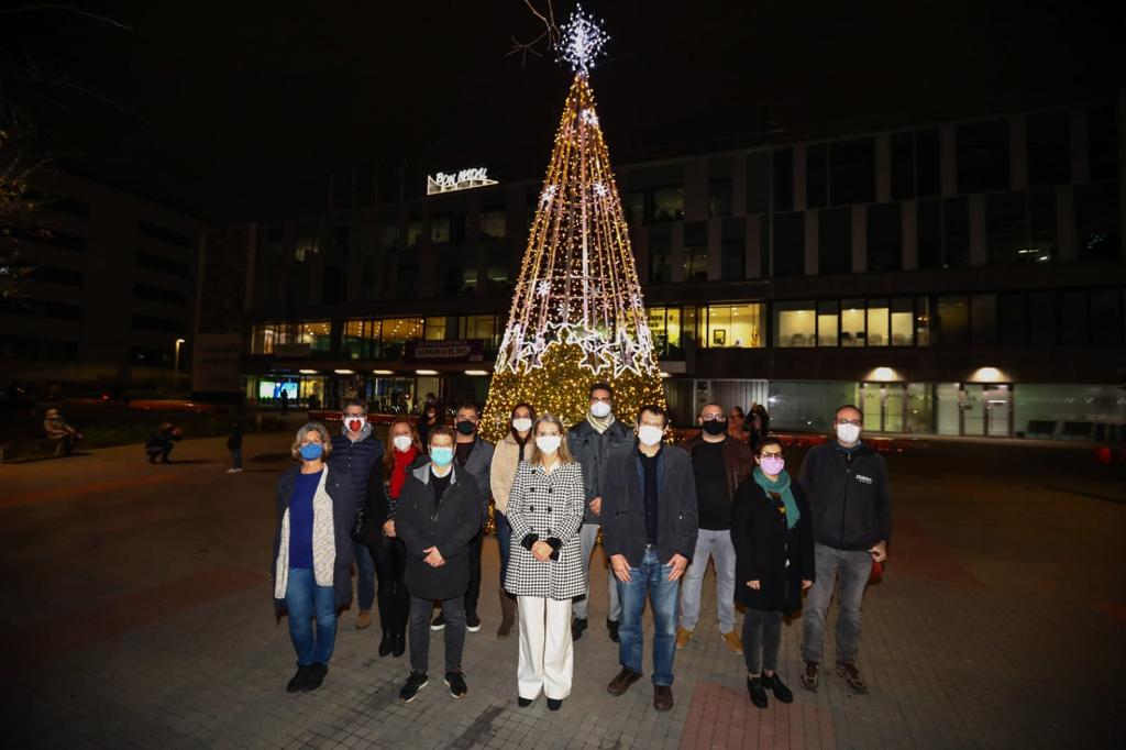 Diferents regidors de l'Ajuntament de Sant Cugat, amb un arbre de llums davant del consistori. FOTO: Lali Puig