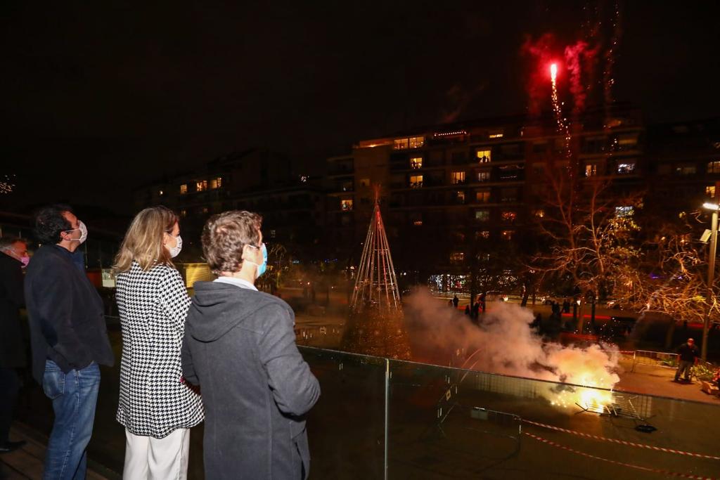 L'alcladessa, Mireia Ingla, i els tinents d'alcaldia Francesc Duch i Pere Soler, contemplen la tracta de Diables, de Nadal. FOTO: Lali Puig