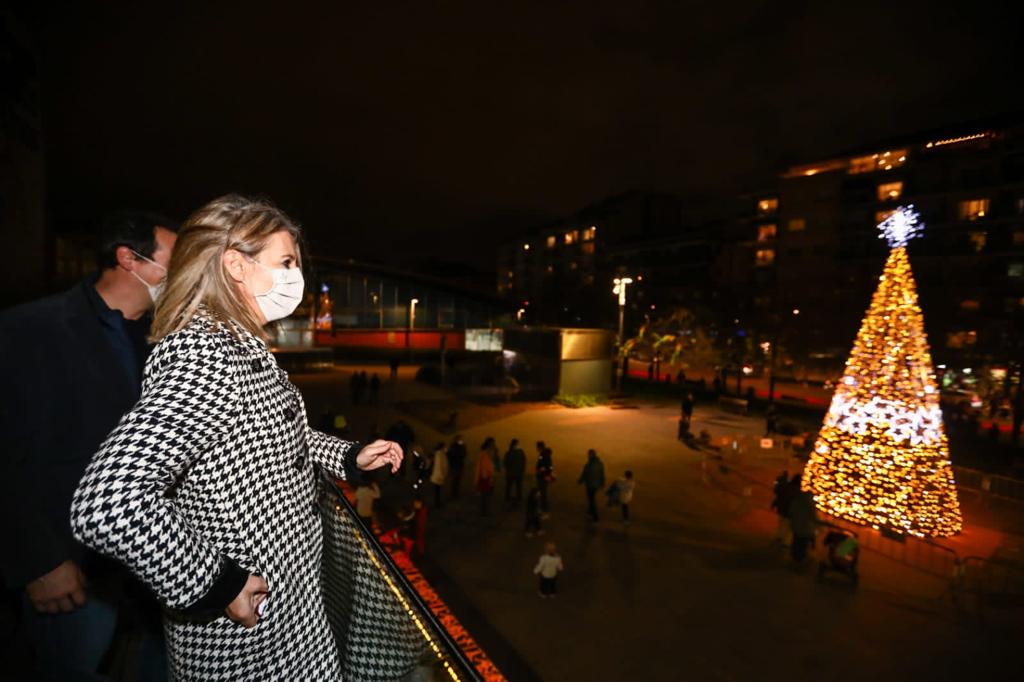 L'alcaldessa de Sant Cugat, Mireia Ingla, contempla l'encesa de llums de Nadal des del balcó de l'Ajuntament. FOTO: Lali Puig