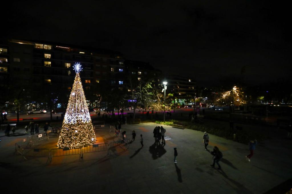 Un gran arbre de Nadal de llums il·lumina la plaça de la Vila. FOTO: Lali Puig