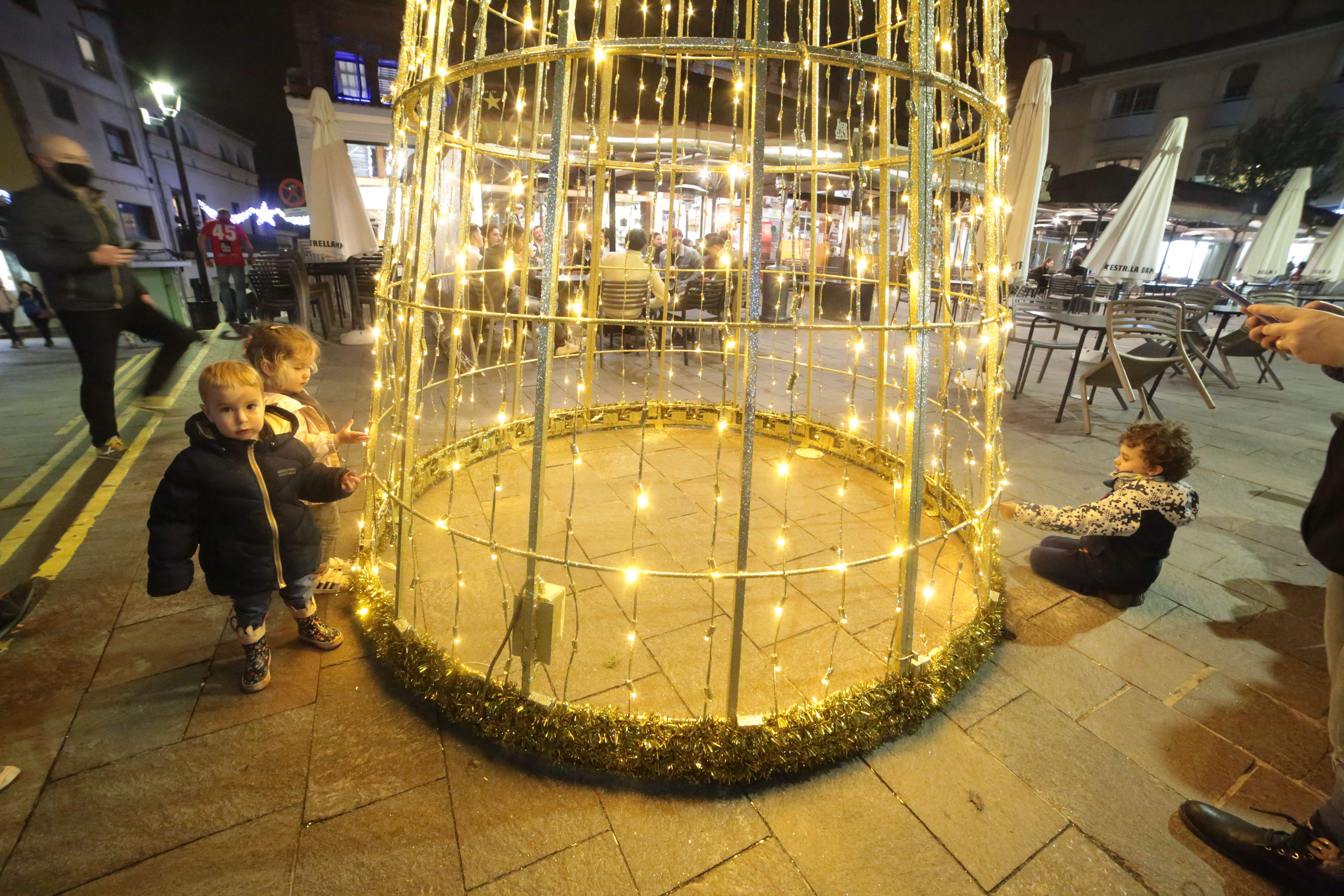 Arbre de llums de Nadal a Sant Cugat. FOTO: Artur Ribera