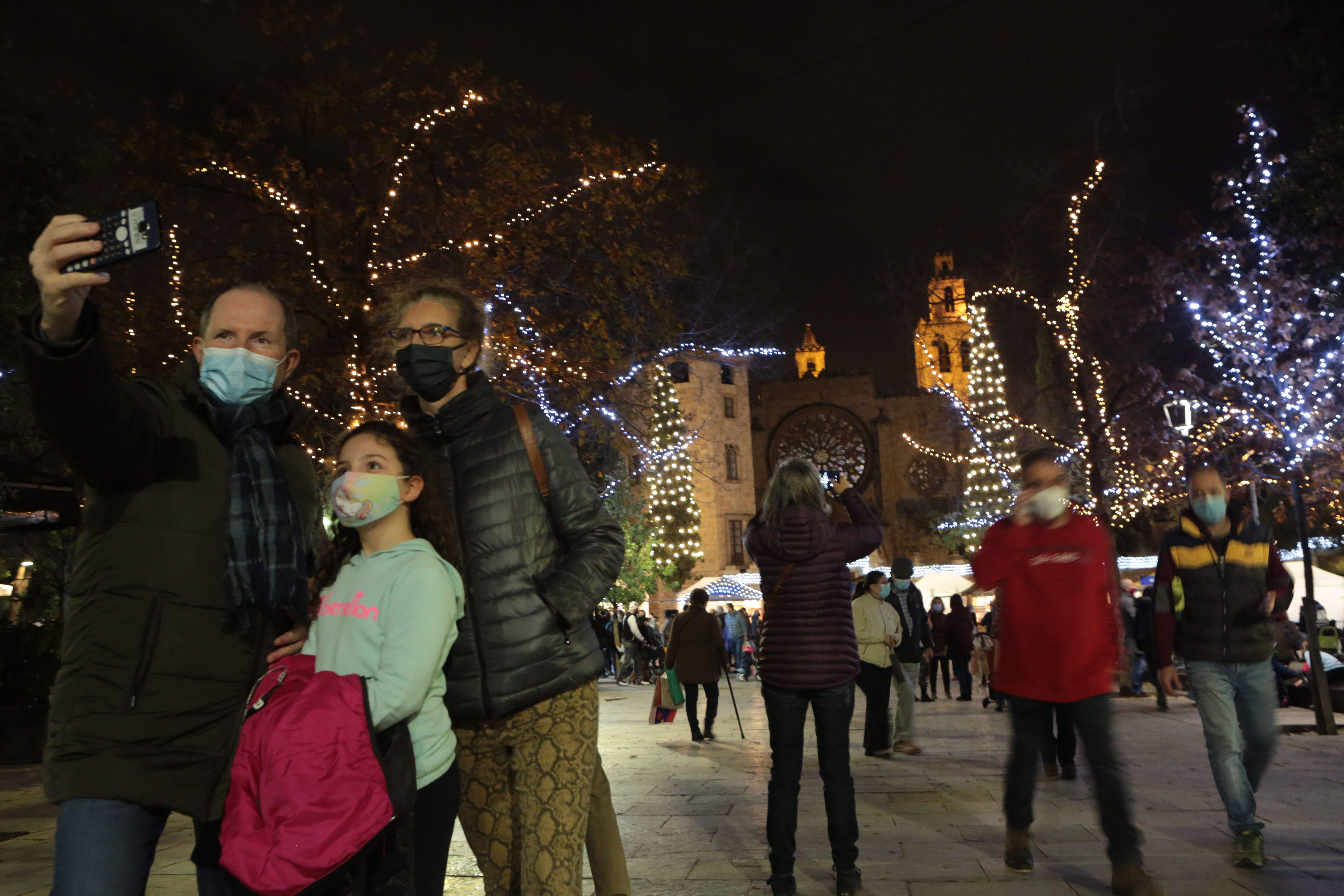 Els llums de Nadal ja brillen a Sant Cugat. FOTO: Artur Ribera
