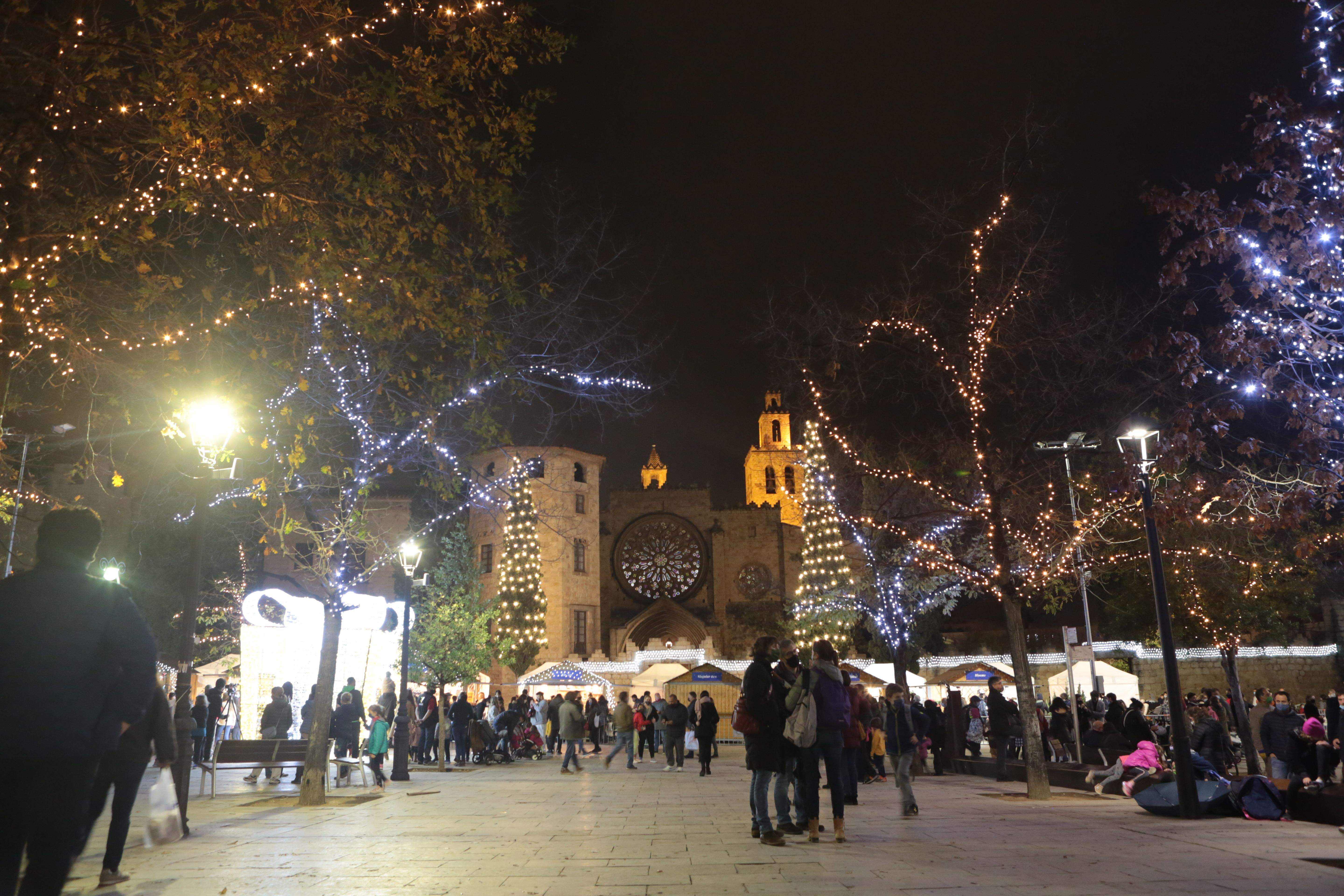 Els llums de Nadal ja brillen a Sant Cugat. FOTO: Artur Ribera