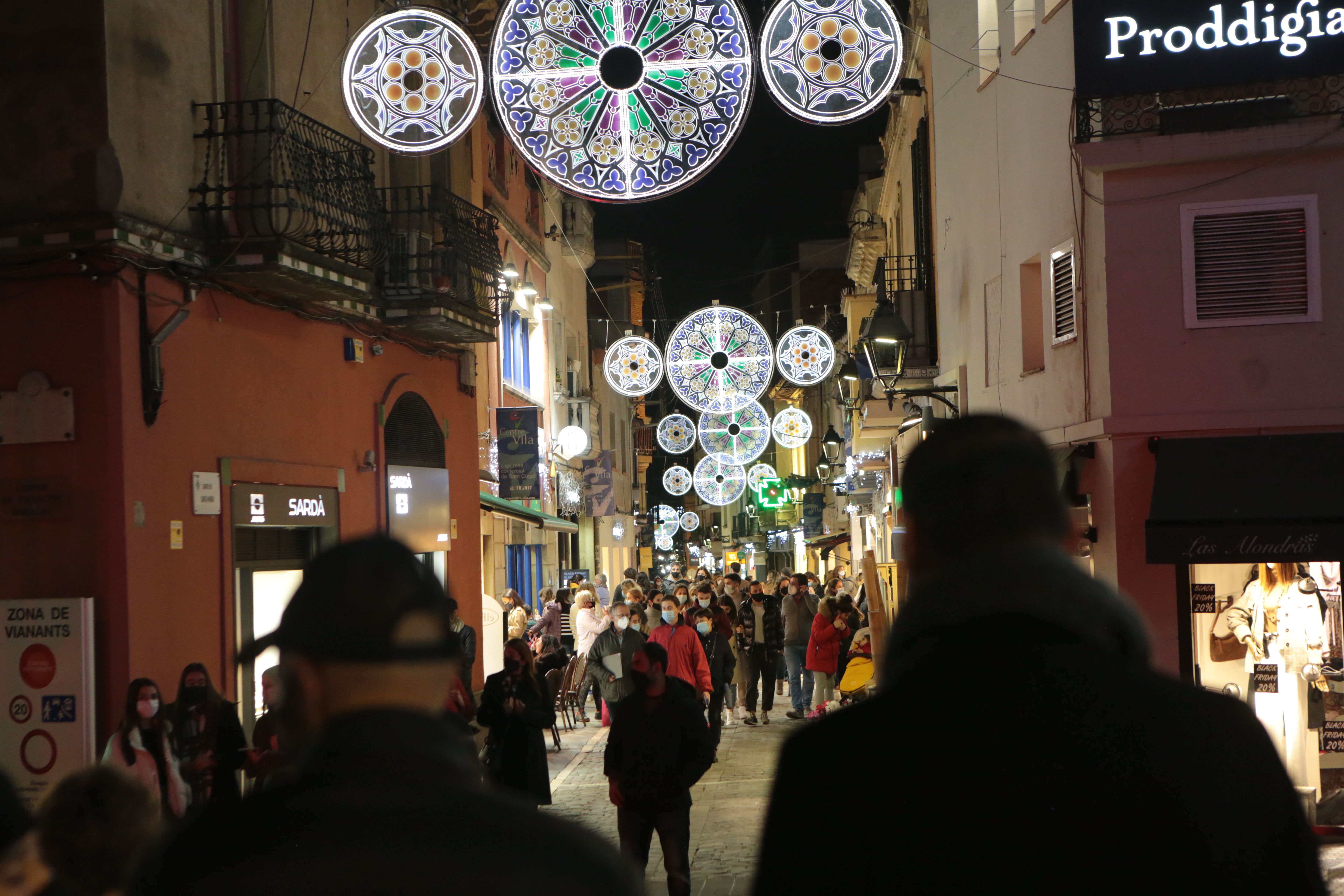 Els llums de Nadal ja brillen a Sant Cugat. FOTO: Artur Ribera65